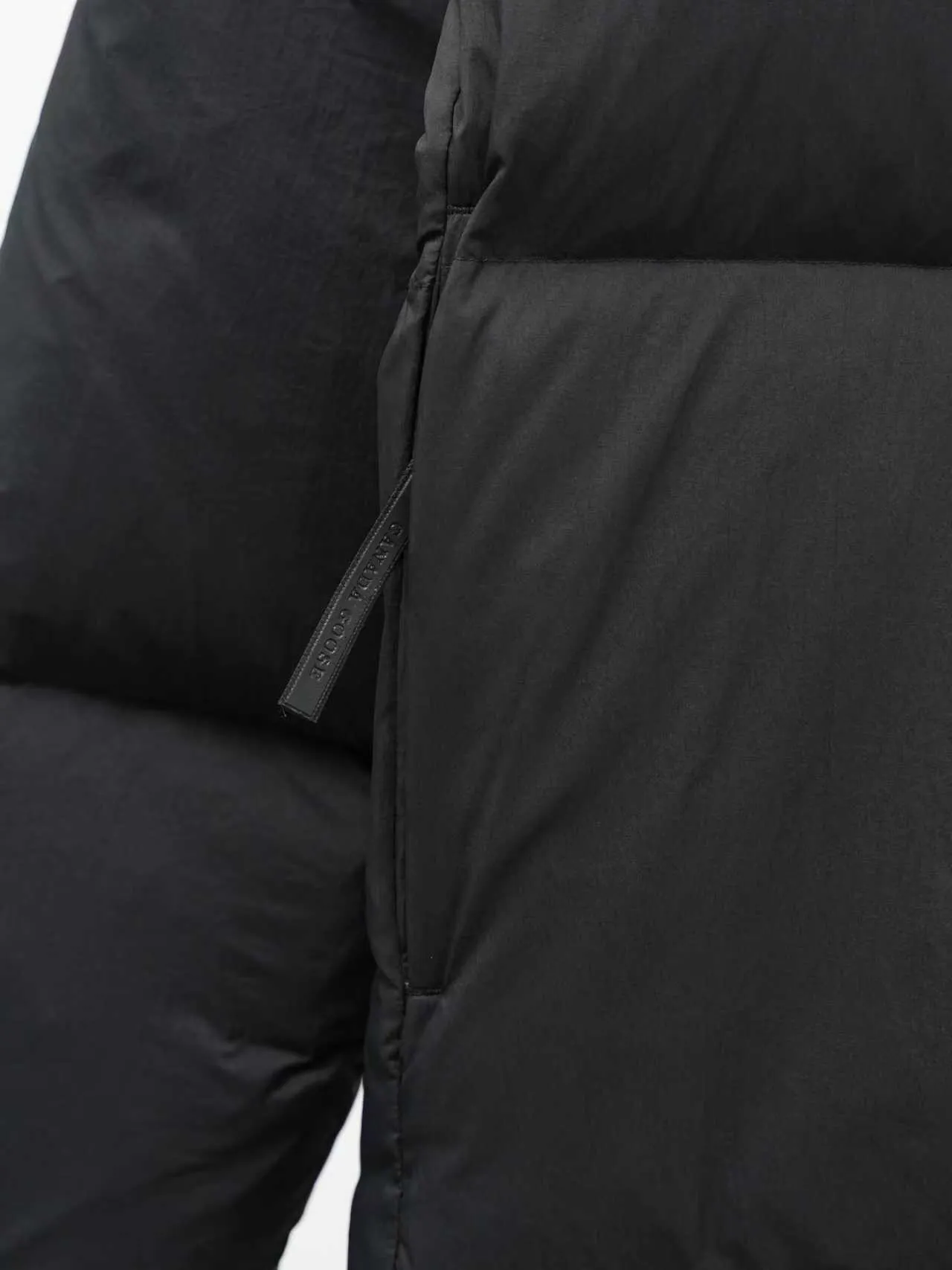 P840 Counter quality stand-up collar Sibu jacket [Exclusively for foreign trade] [Interchangeable black label and red label] Canada Goose LAWRENCE series quilted windproof and waterproof straight stand-up collar zipper down jacket Lawrence Puffer Jaet men's stand-up collar down jacket Color: black with red label. Size: XS S M L XL XXL.